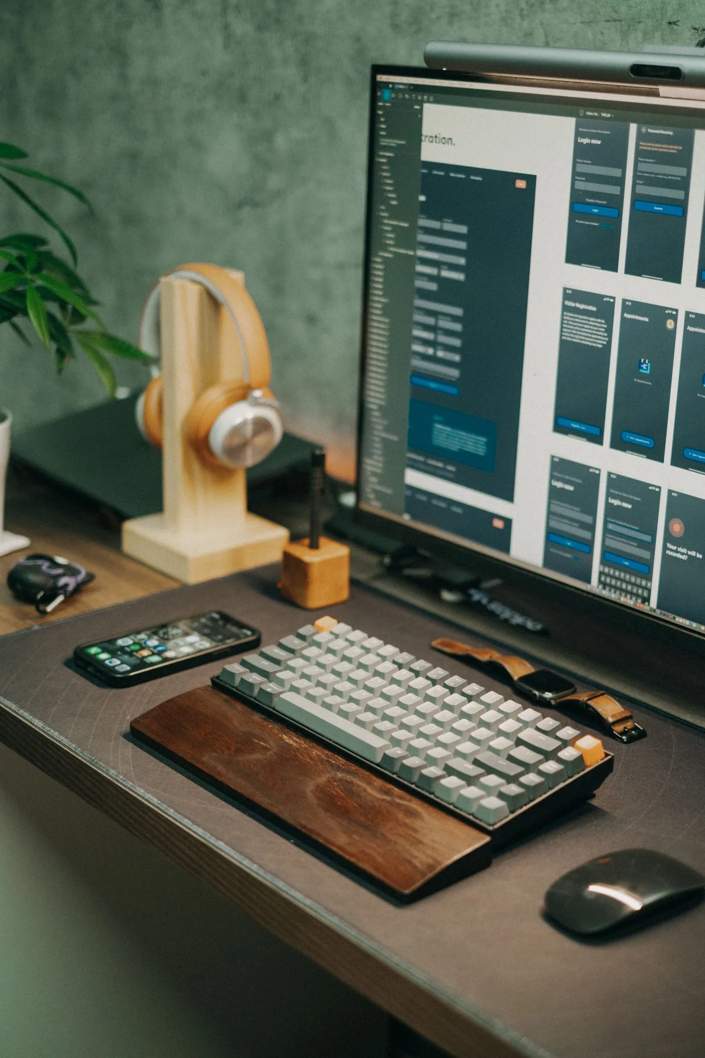 Poste de travail avec écran, clavier, souris et casque
